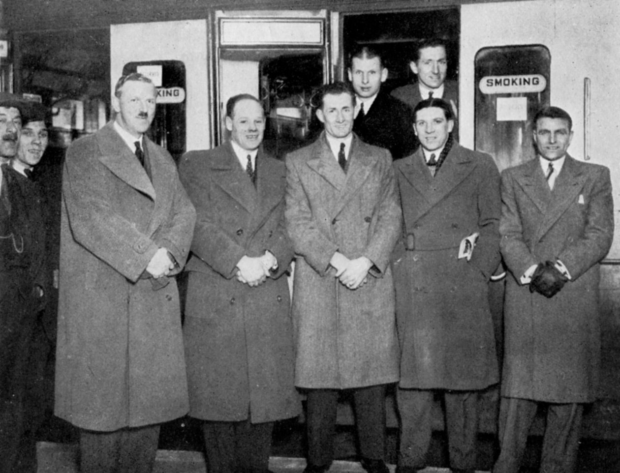Op weg naar Wolverhampton voor de voetbalwedstrijd Engeland tegen Wales, 1936 door Keystone View Company