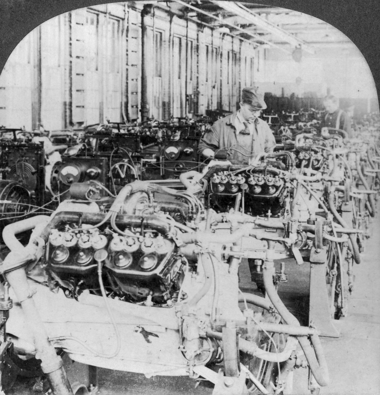 Motoren testen in een autofabriek, Detroit, Michigan, VS, 20e eeuw door Keystone View Company