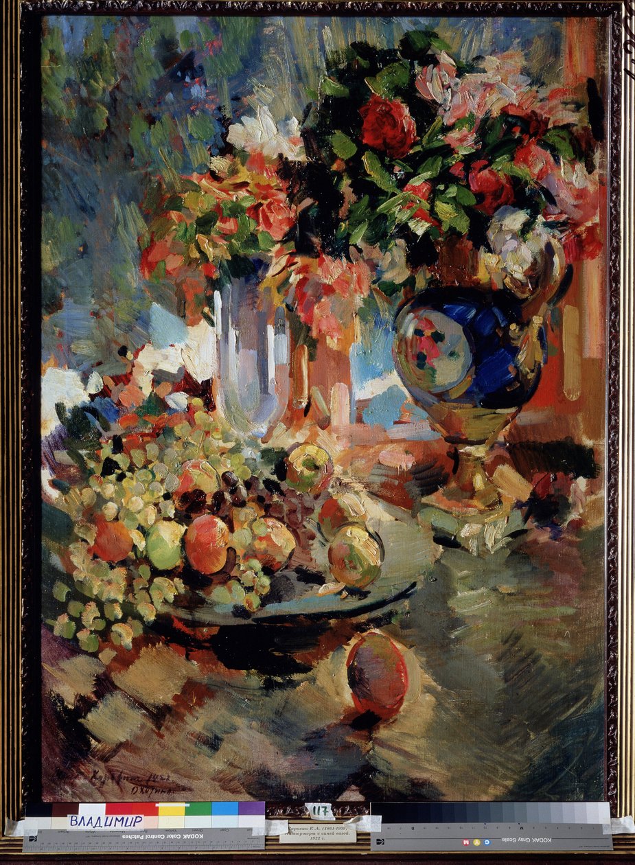 Stilleven met een blauwe vaas. Op een tafel een schaal gevuld met fruit (druiven en appels) met twee boeketten bloemen. door Konstantin Alekseevich Korovin