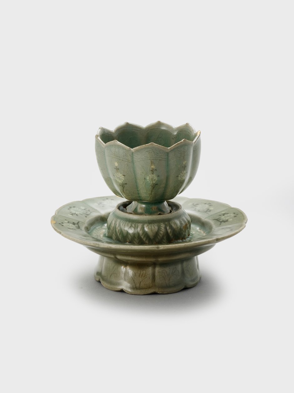 Beker en standaard, laat 12e-begin 13e eeuw (Steengoed met ingelegde slipdecoratie en celadonglazuur) door Korean School