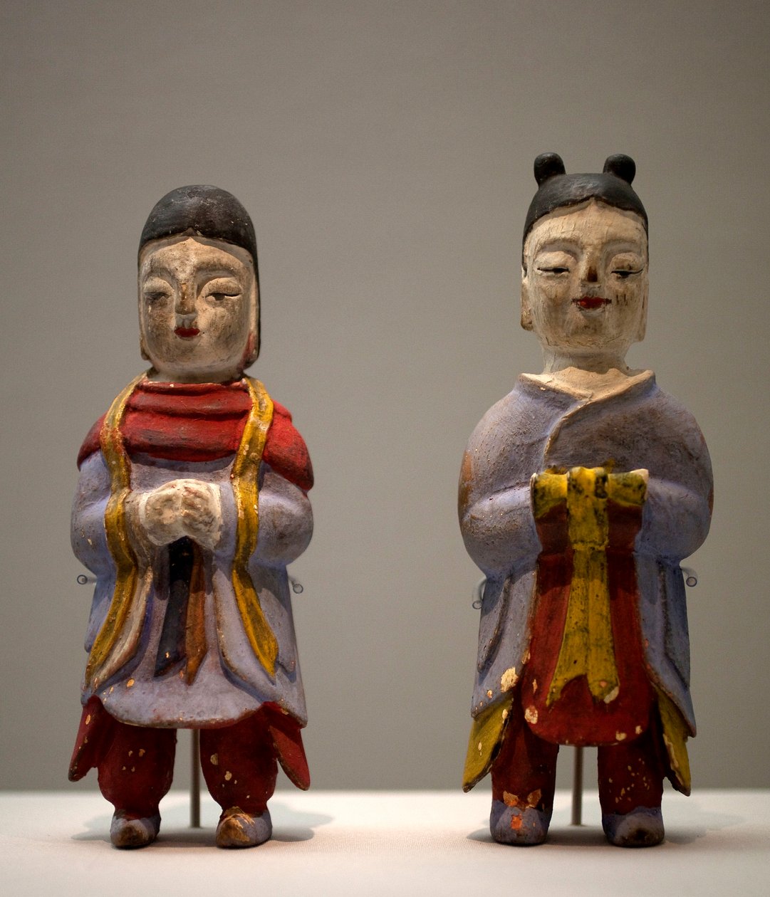 Beeldjes in sjamaankostuum. Polychrome houten beeldjes, Koreaanse kunst door Korean School