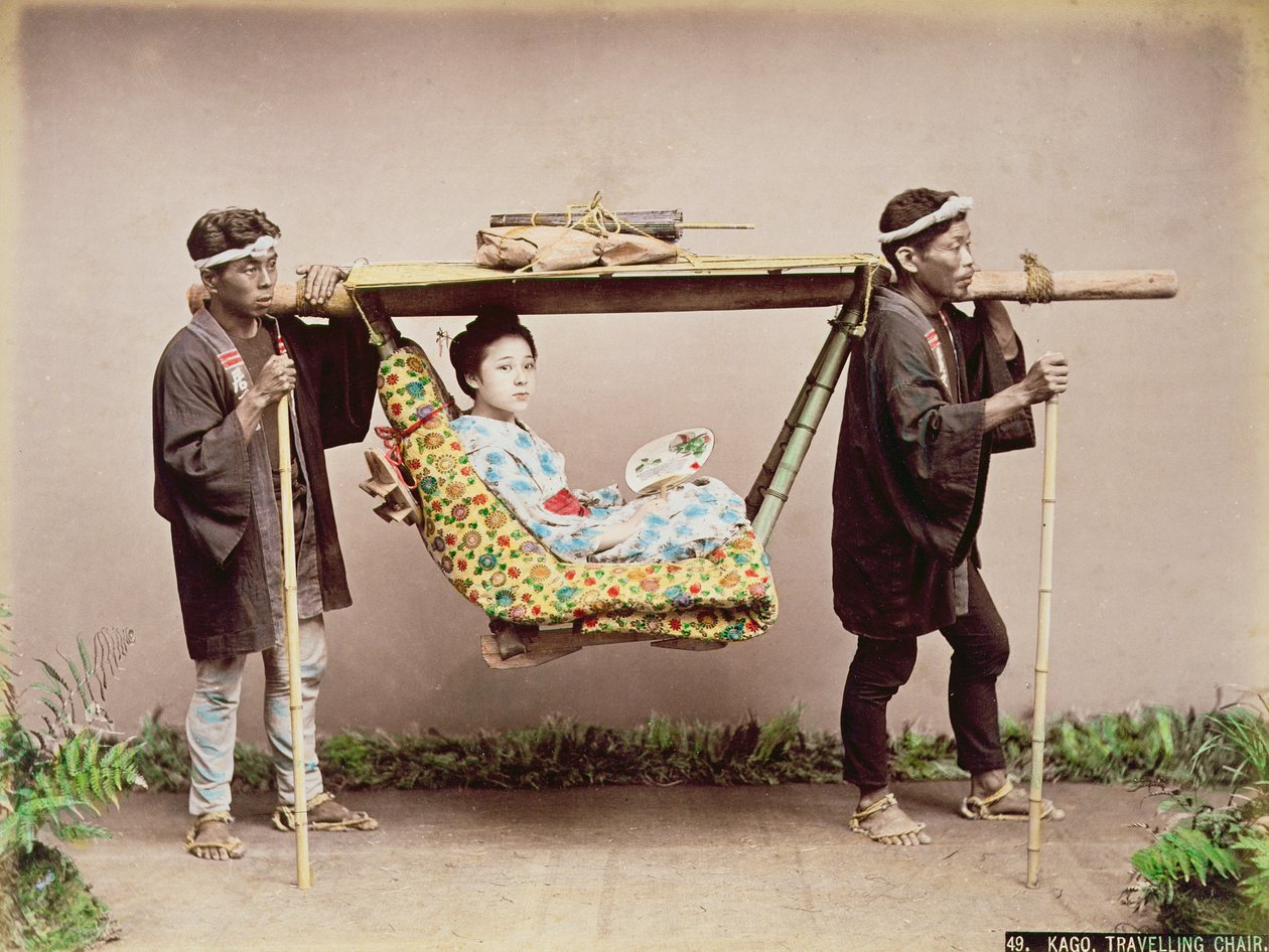 Japanse Geisha gedragen in een draagstoel door Kusakabe Kimbei
