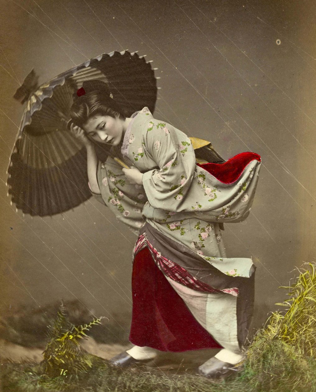 Vrouw gevangen in een regenbui door Kusakabe Kimbei