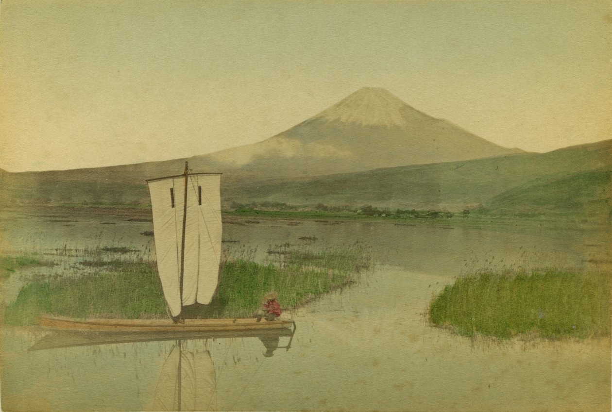 Japan: Mount Fuji-Yama (Fuji Yama) met een zeilboot op de voorgrond op het meer Hokome door Kusakabe Kimbei