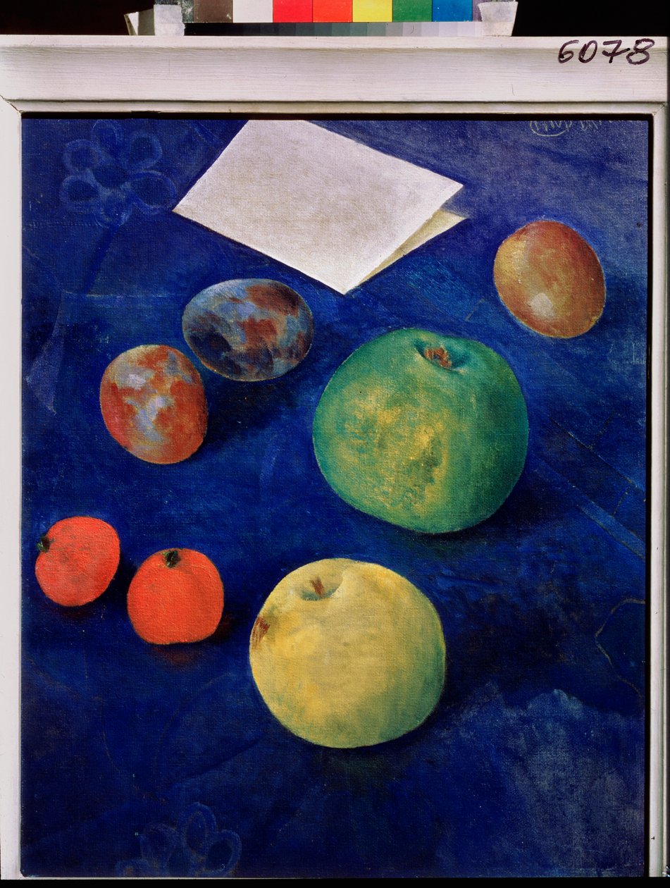 Vruchten op een blauw tafelkleed door Kuzma Sergeevich Petrov Vodkin