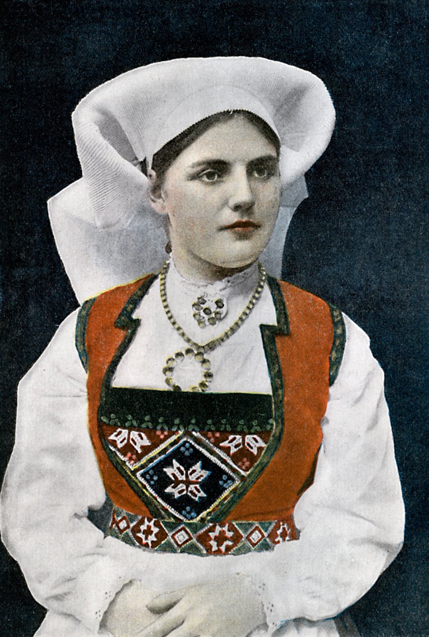Vrouw in Noorse nationale klederdracht, ca. 1890 door L Boulanger