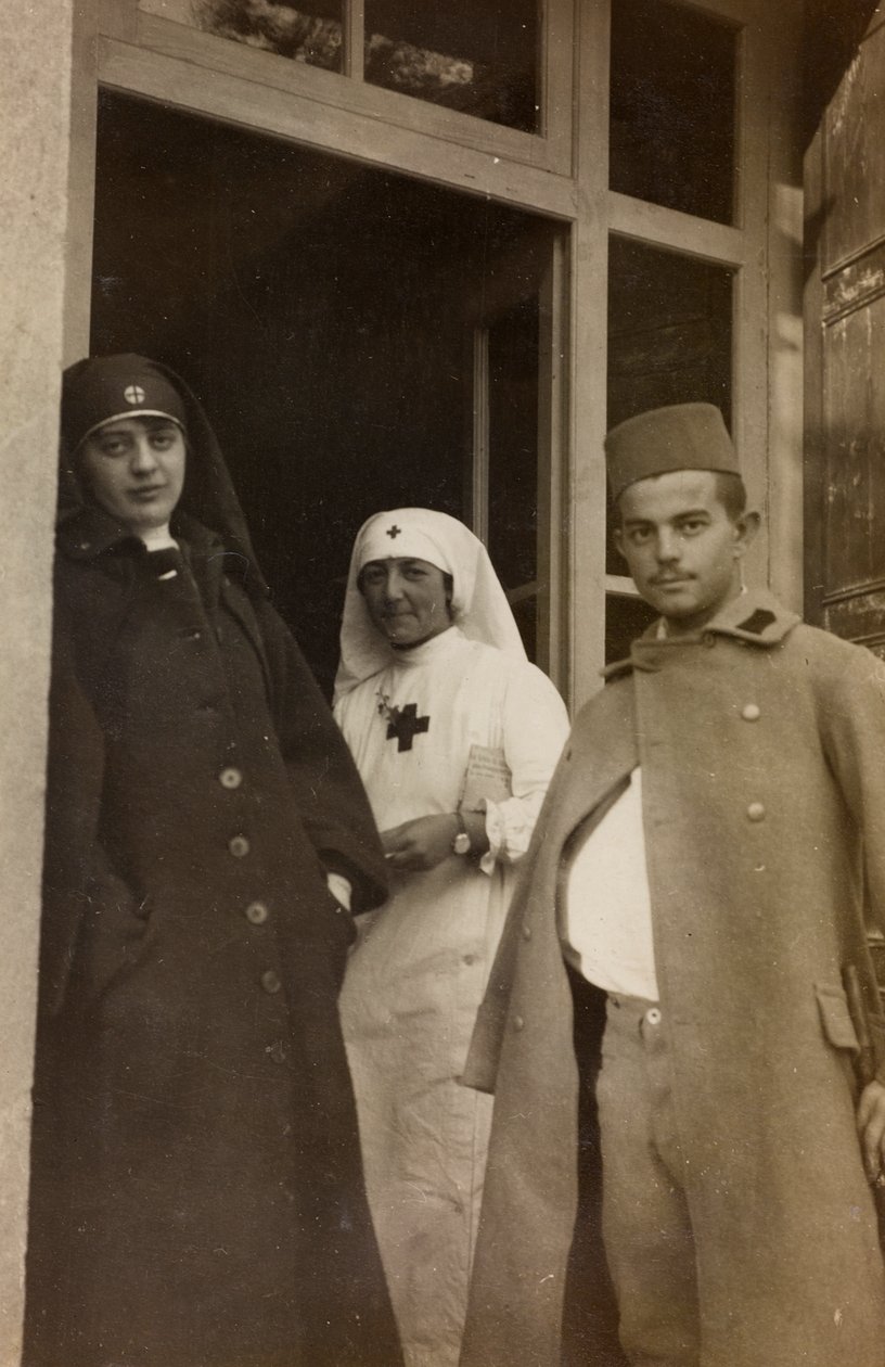 Album van de Eerste Wereldoorlog in Friuli-Venezia Giulia: Portret van twee Rode Kruis verpleegsters met een Oostenrijkse gevangene in Villa Brazzà, thuisbasis van 17 van het ziekenhuis van oorlog in Soleschiano Manzano door L. Verdiani