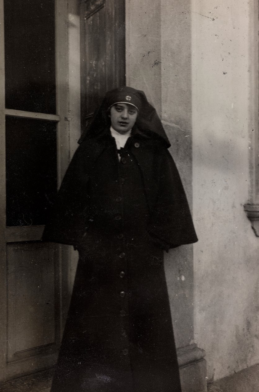 Album van de Eerste Wereldoorlog in Friuli-Venezia Giulia: portret van het Rode Kruis verpleegster Elena Bianconcini in Villa Brazzà door L. Verdiani
