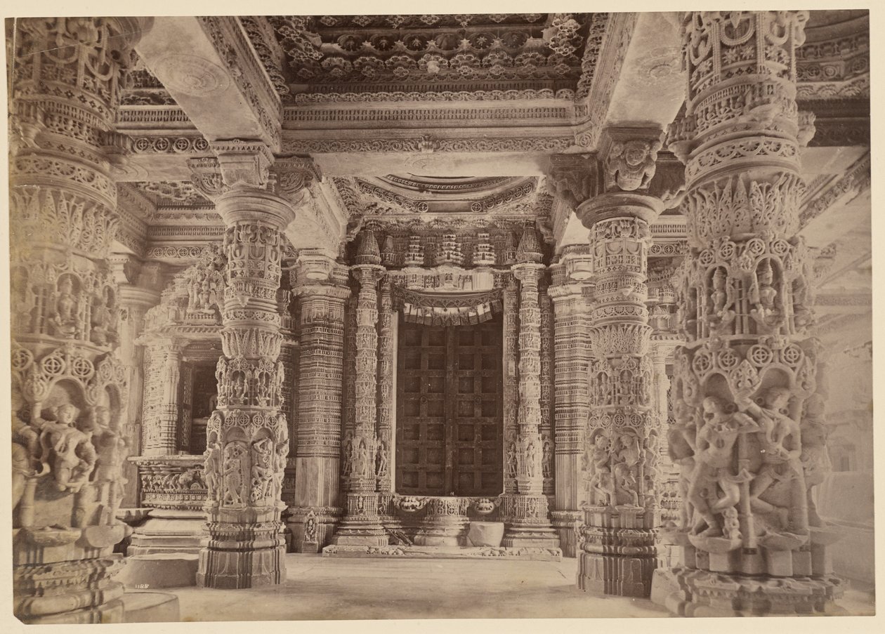 Deuropening en bovenste pilaren, Delwara Tempel, Mount Abu door Lala Deen Dayal