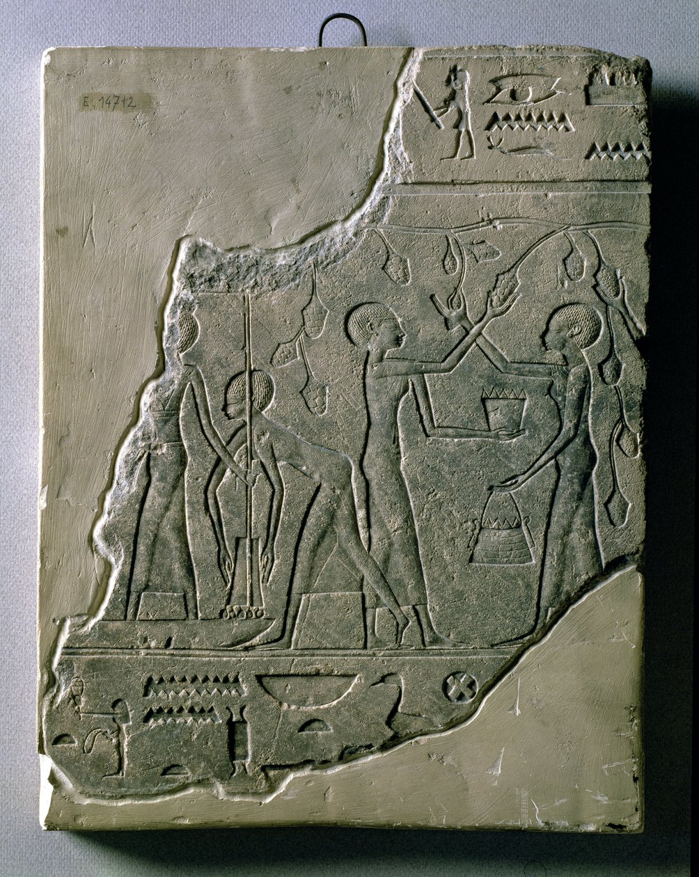 Bas-reliëf van priesteressen die druiven verzamelen, 26e-30e Dynastie door Late Period Egyptian