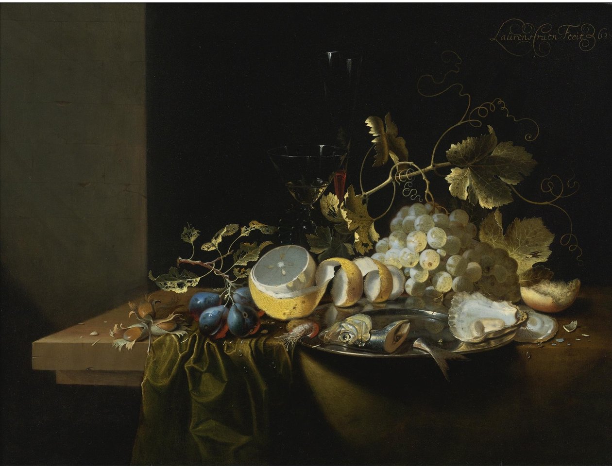 Stilleven van hazelnoten, druiven, oesters en andere etenswaren op een gedrapeerde tafel door Laurens Craen