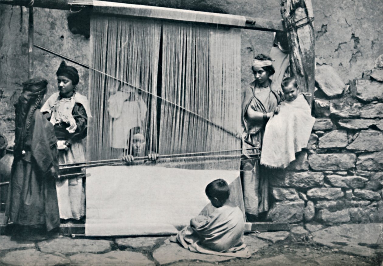 Kabyle wevers en inheemse weefgetouw, Noord-Algerije, 1912 door Legrand