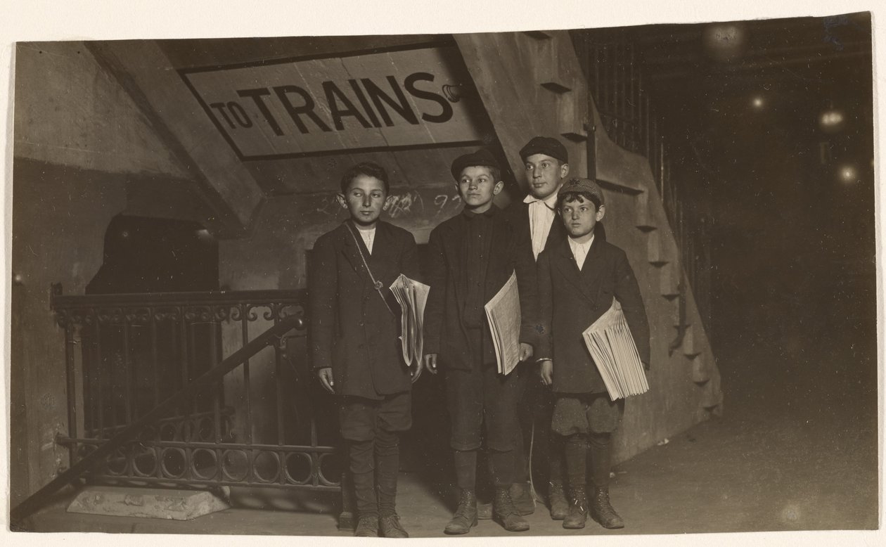 [Vier Newsies bij een ingang van de metro, New York City]. door Lewis W. Hine
