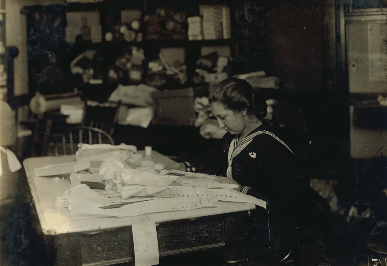 De 15-jarige Marie Vancanvenberg werkt aan korsetten voor Madam Claff in 420 Boylston Street in Boston, Massachusetts. door Lewis Wickes Hine