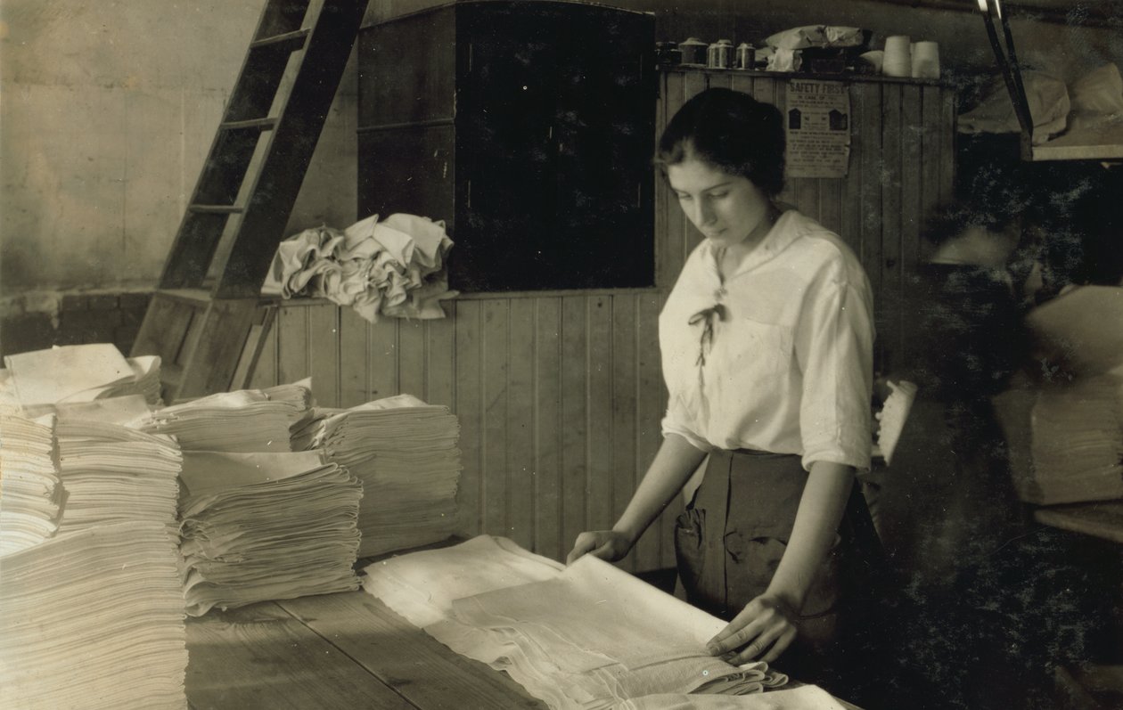 15-jarig meisje vouwt handdoeken in Bonanno Laundry, Boston, Massachusetts door Lewis Wickes Hine