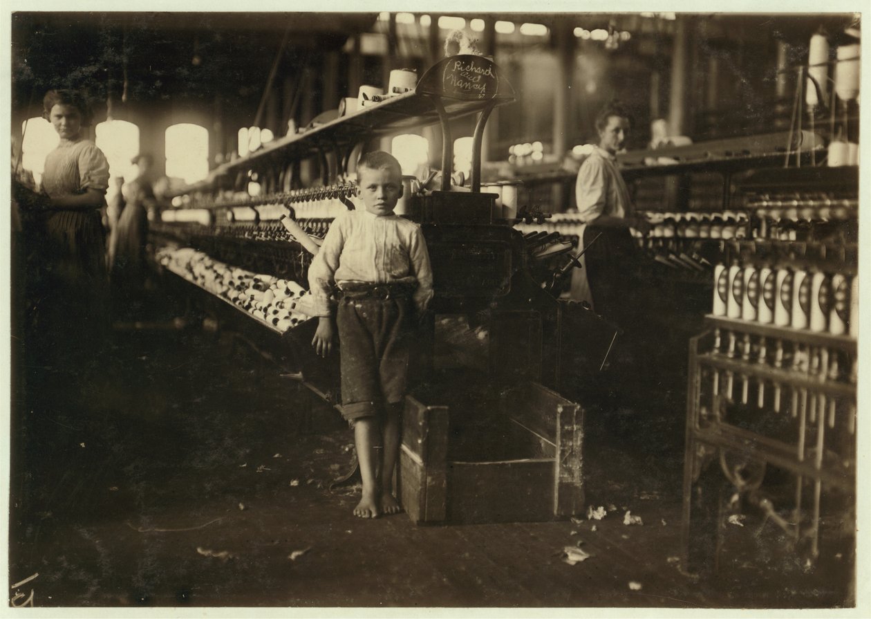 8-jarige Leo, slechts 4 voet lang, raapt spoelen op voor 15 cent per dag bij Elk Cotton Mills, Fayetteville, Tennessee, 1910 door Lewis Wickes Hine