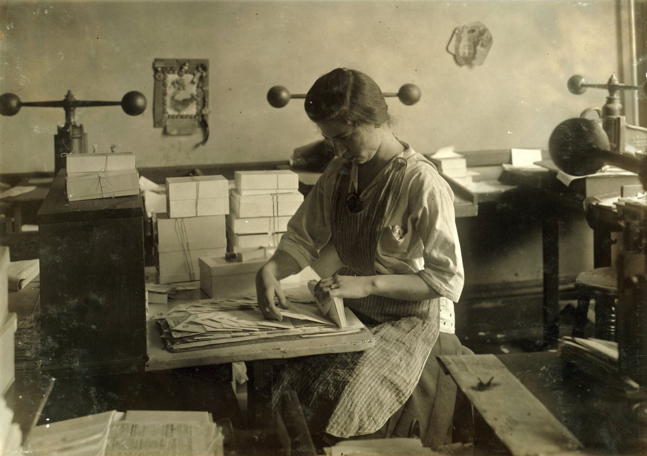 Een 15-jarig meisje snijdt matrijzen in de embossingwinkel van Harry C. Taylor, 61 Court Street in Boston, Massachusetts. door Lewis Wickes Hine
