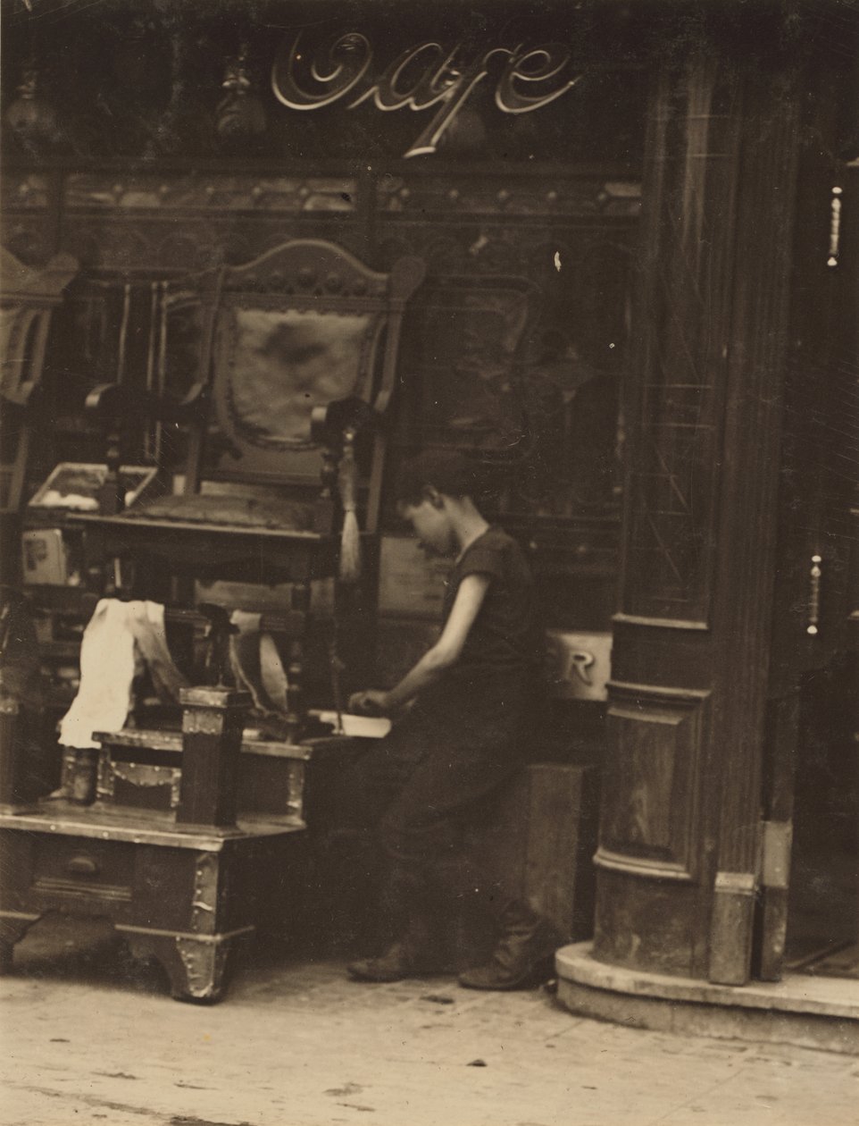 Een jonge schoenpoetser aan het werk in Canal Street in New York City door Lewis Wickes Hine