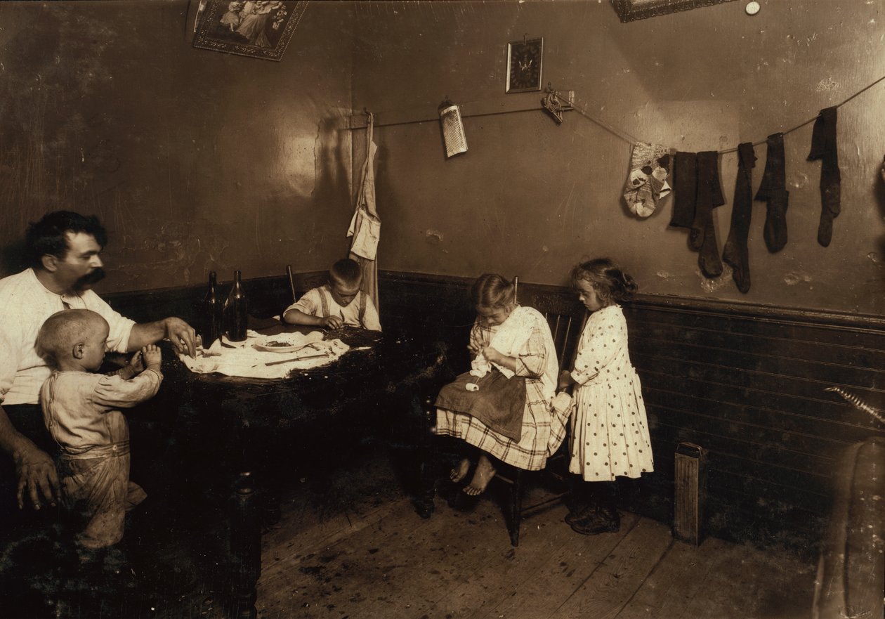 Annie Fedele werkt aan haakwerk in de keuken van haar huurhuis in Sommerville, Massachusetts door Lewis Wickes Hine