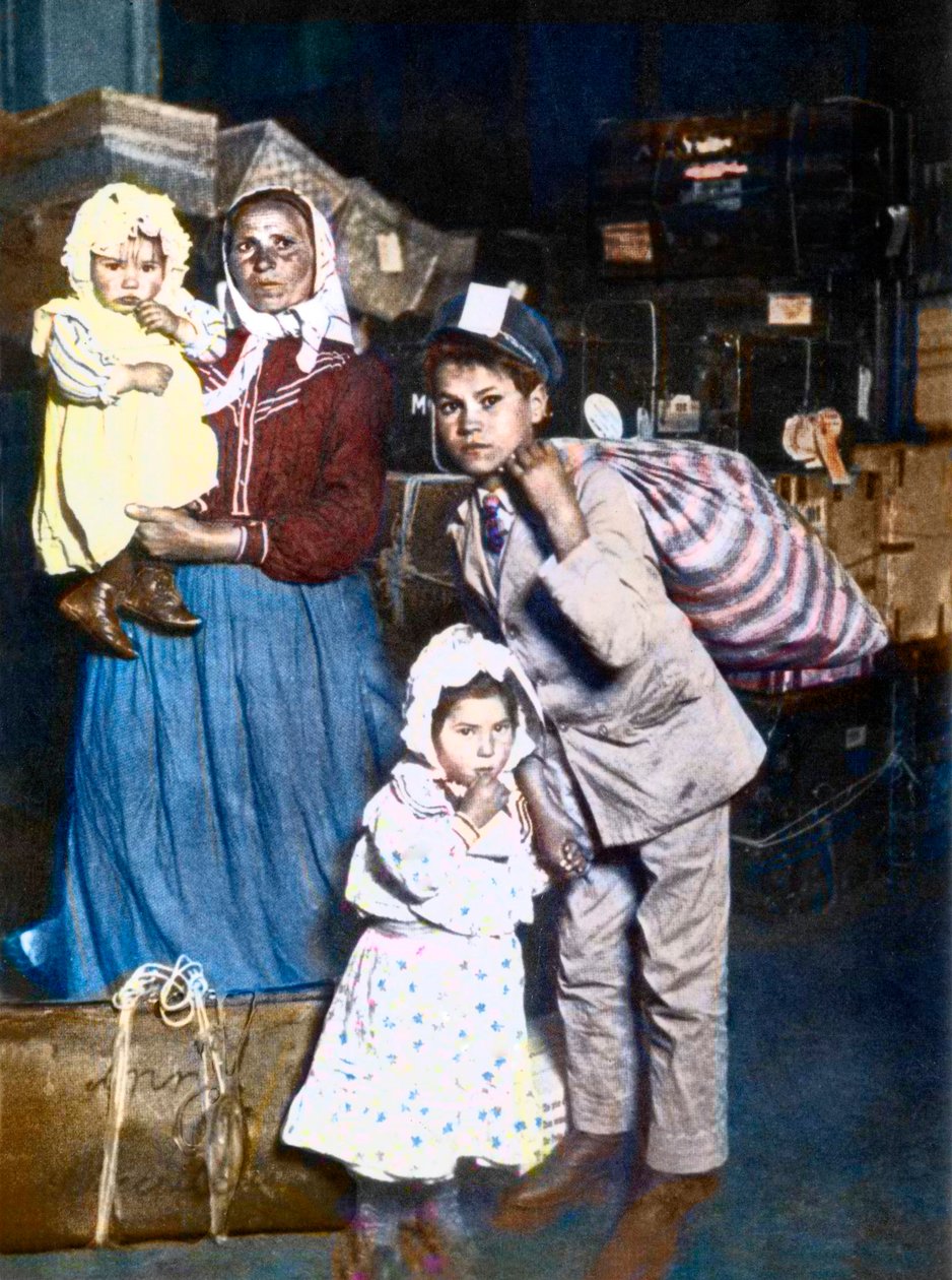 Aankomst van een familie Italiaanse immigranten op Ellis Island (New York) in de Verenigde Staten in 1905. door Lewis Wickes Hine