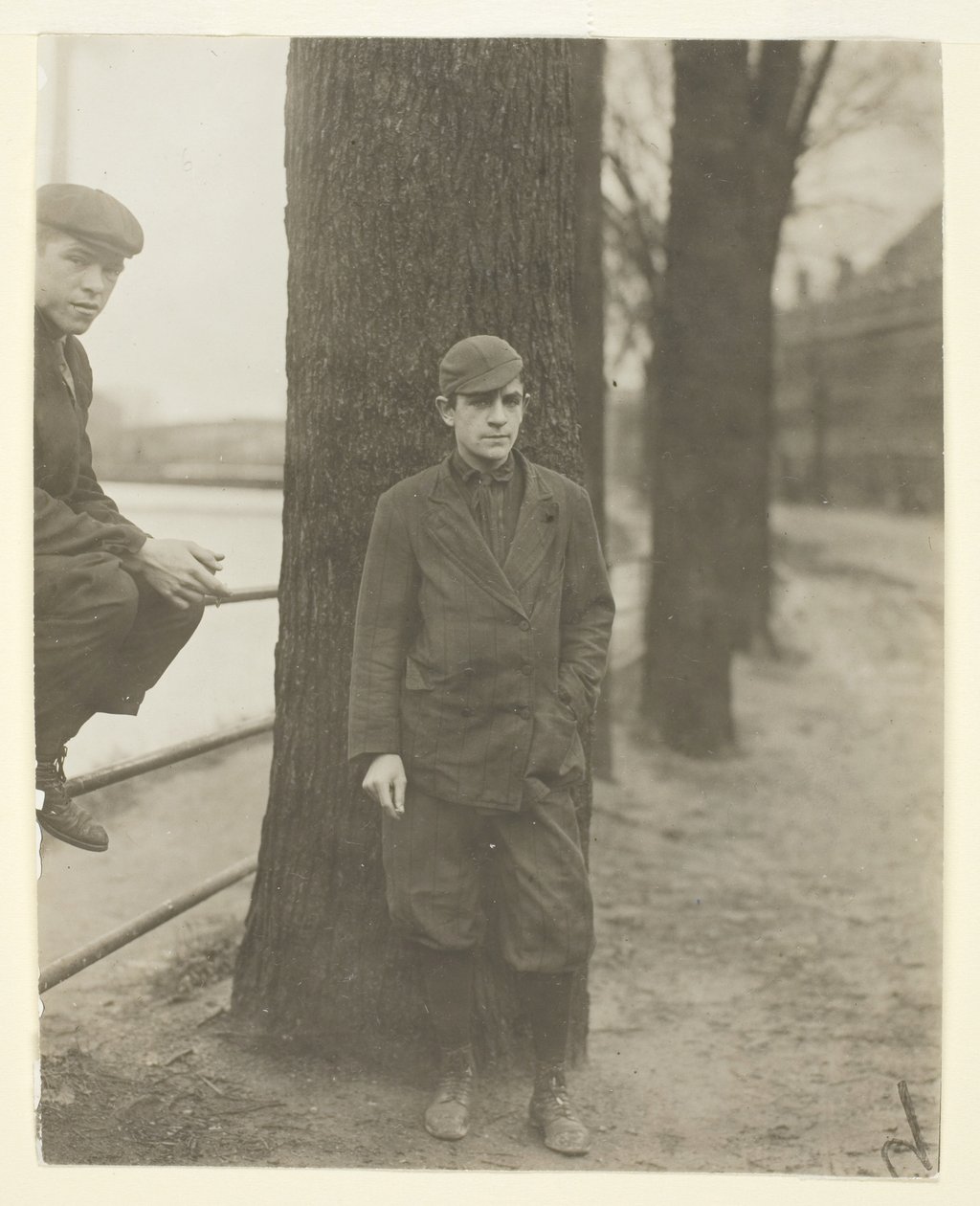 Bleek kamer jongen, Leon Halcourt, 16 jaar oud, Lawrence, Massachusetts door Lewis Wickes Hine