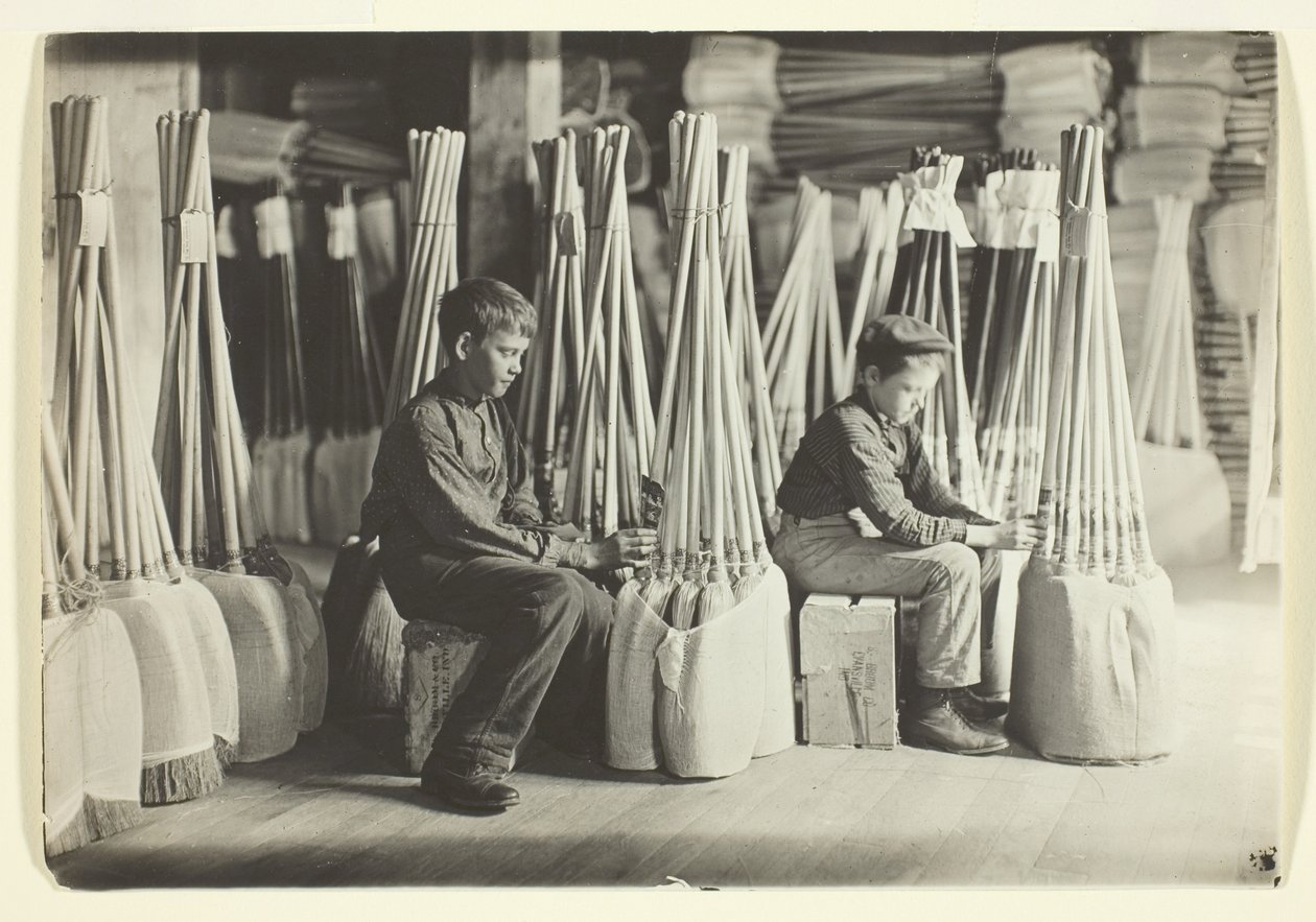 Jongens in verpakkingsruimte, Brown Mfg. Company, Evansville, Ind. door Lewis Wickes Hine