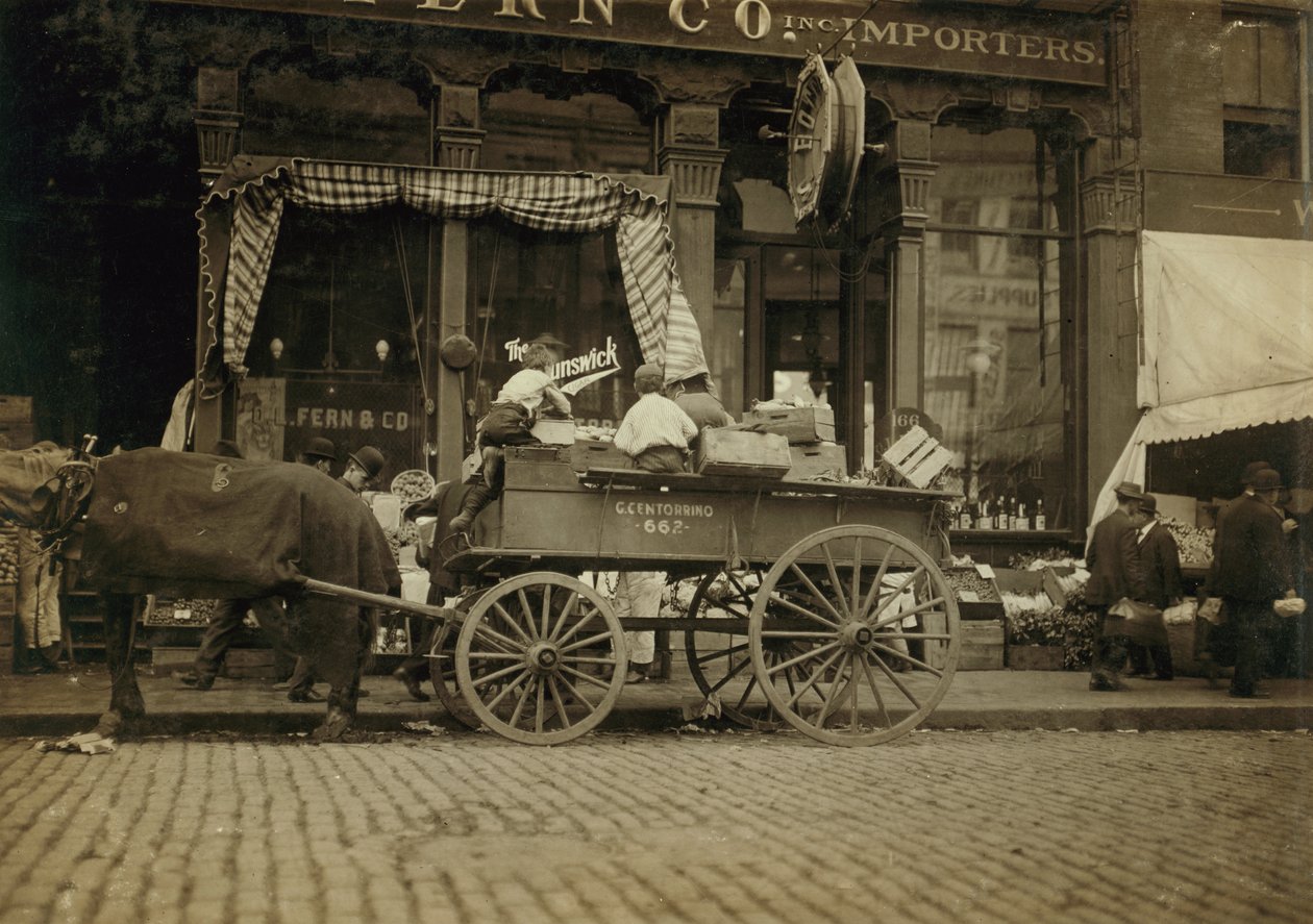 Jongens verkopen groenten op de markt in Boston, Massachusetts door Lewis Wickes Hine