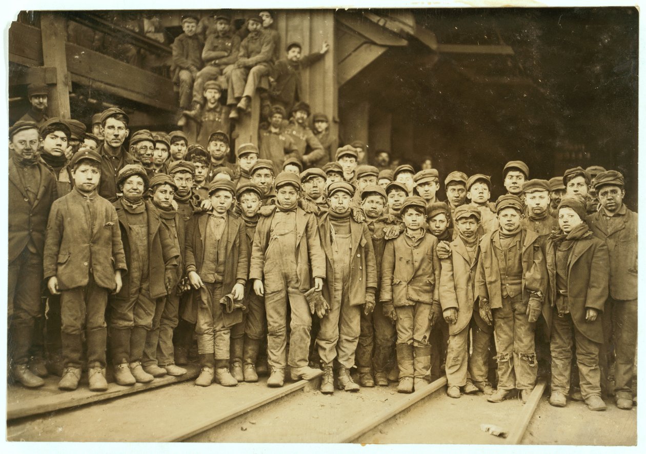 Breaker jongens die met de hand kolen sorteren bij Ewen Breaker van Pennsylvania Coal Co, South Pittston, Pennsylvania, 1911 door Lewis Wickes Hine
