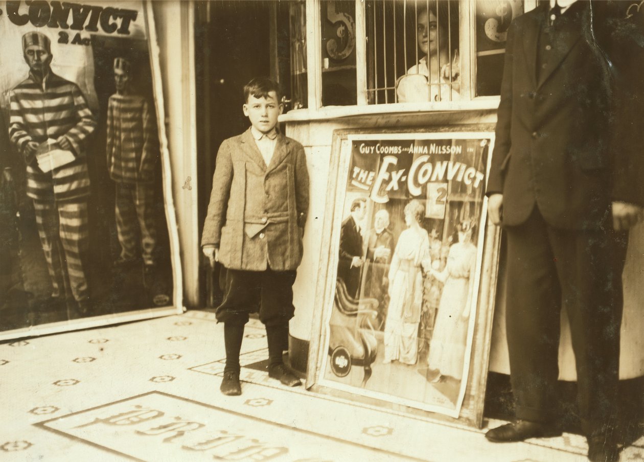 Brown McDowell 12-jarige zaalwachter in Princess Theatre door Lewis Wickes Hine