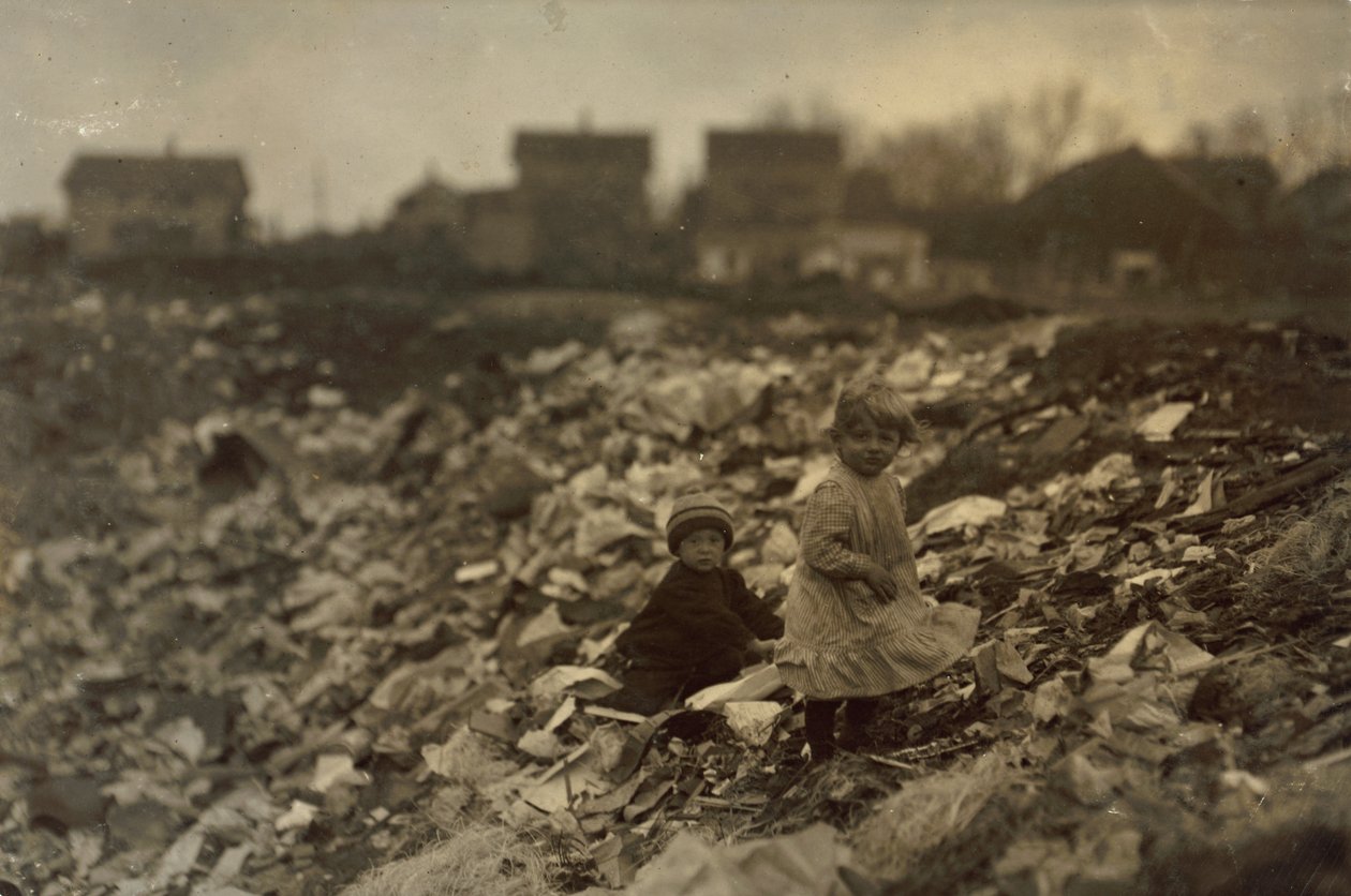 Kinderen op een vuilnisbelt in Rhode Island door Lewis Wickes Hine