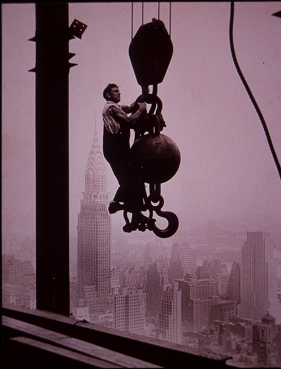 Empire State Building in aanbouw, toont een lid van de kraanploeg door Lewis Wickes Hine