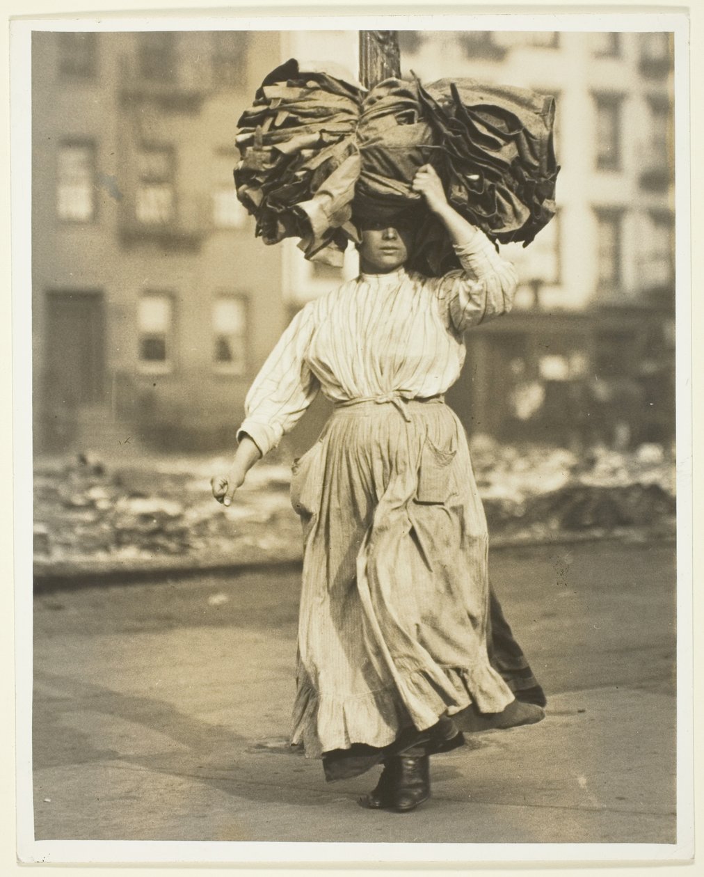Eerste werk in Amerika, Italiaanse immigrant draagt kleding naar een huurhuis door Lewis Wickes Hine