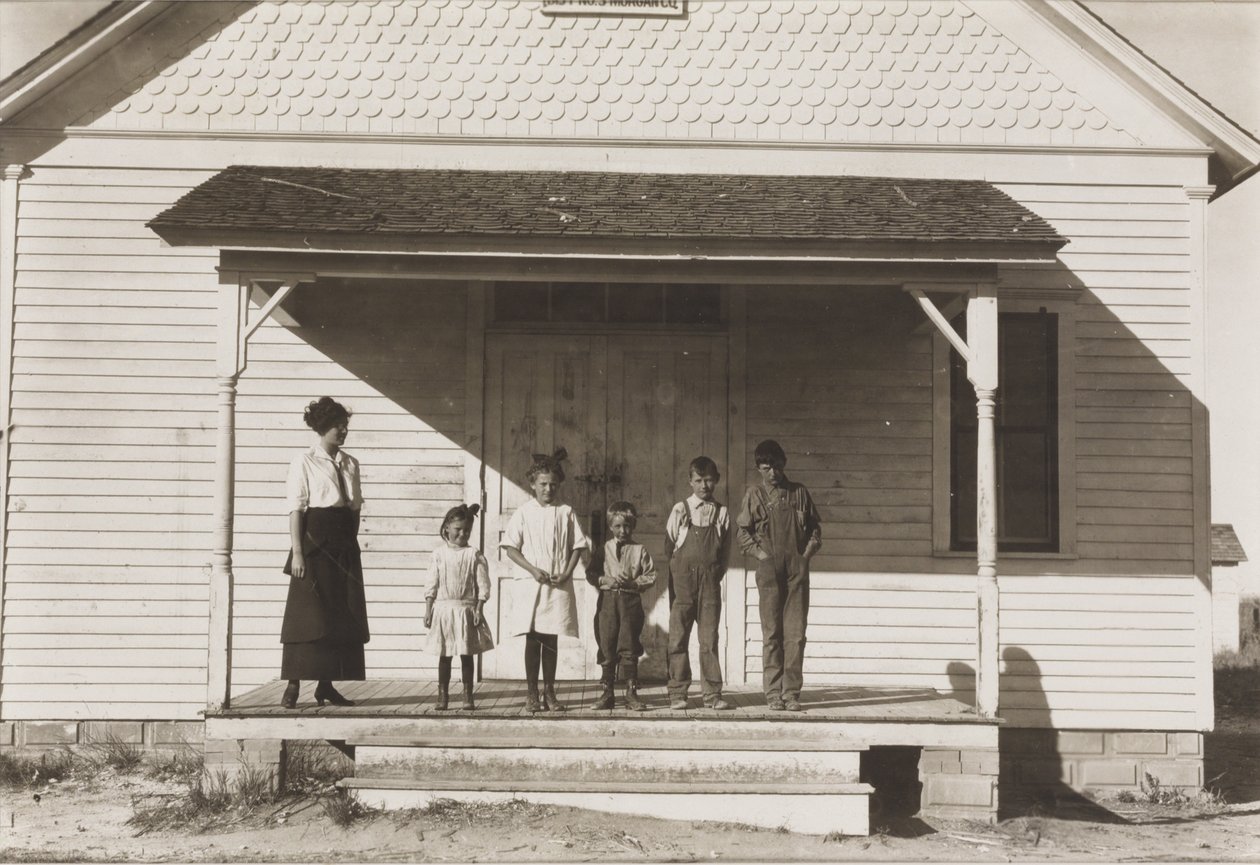 Vijf leerlingen aanwezig op School No. 6, District 3, Fort Michigan, Colorado door Lewis Wickes Hine