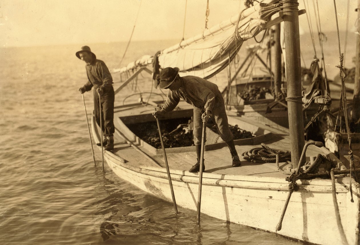 Fred, een jonge oestervisser, aan het werk op een oesterboot in Mobile Bay, het Rif, vlakbij Bayou La Batre door Lewis Wickes Hine