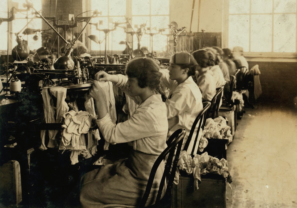 Meisjes maken kousen in de Ipswich Mills in Boston, Massachusetts door Lewis Wickes Hine