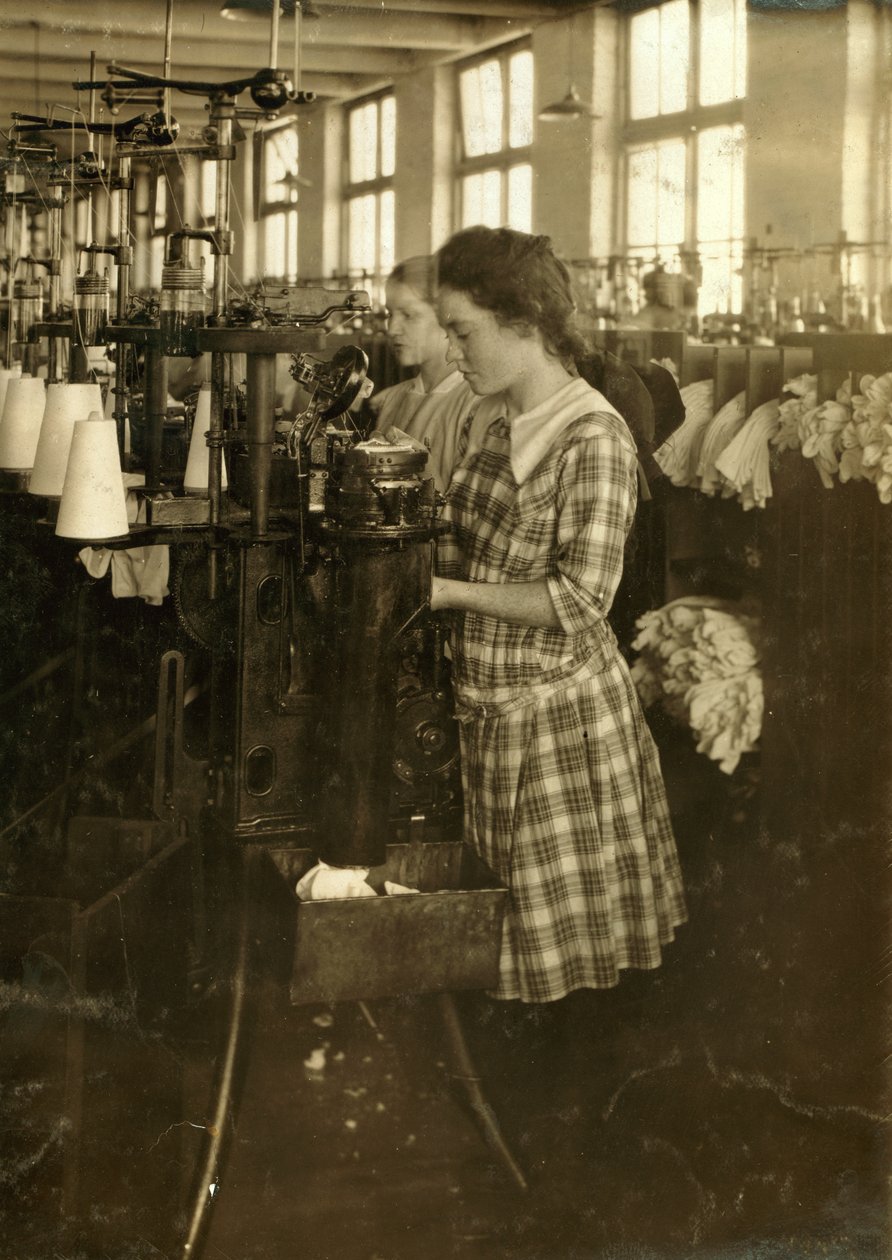 Meisjes maken kousen in de Ipswich Mills in Boston, Massachusetts door Lewis Wickes Hine