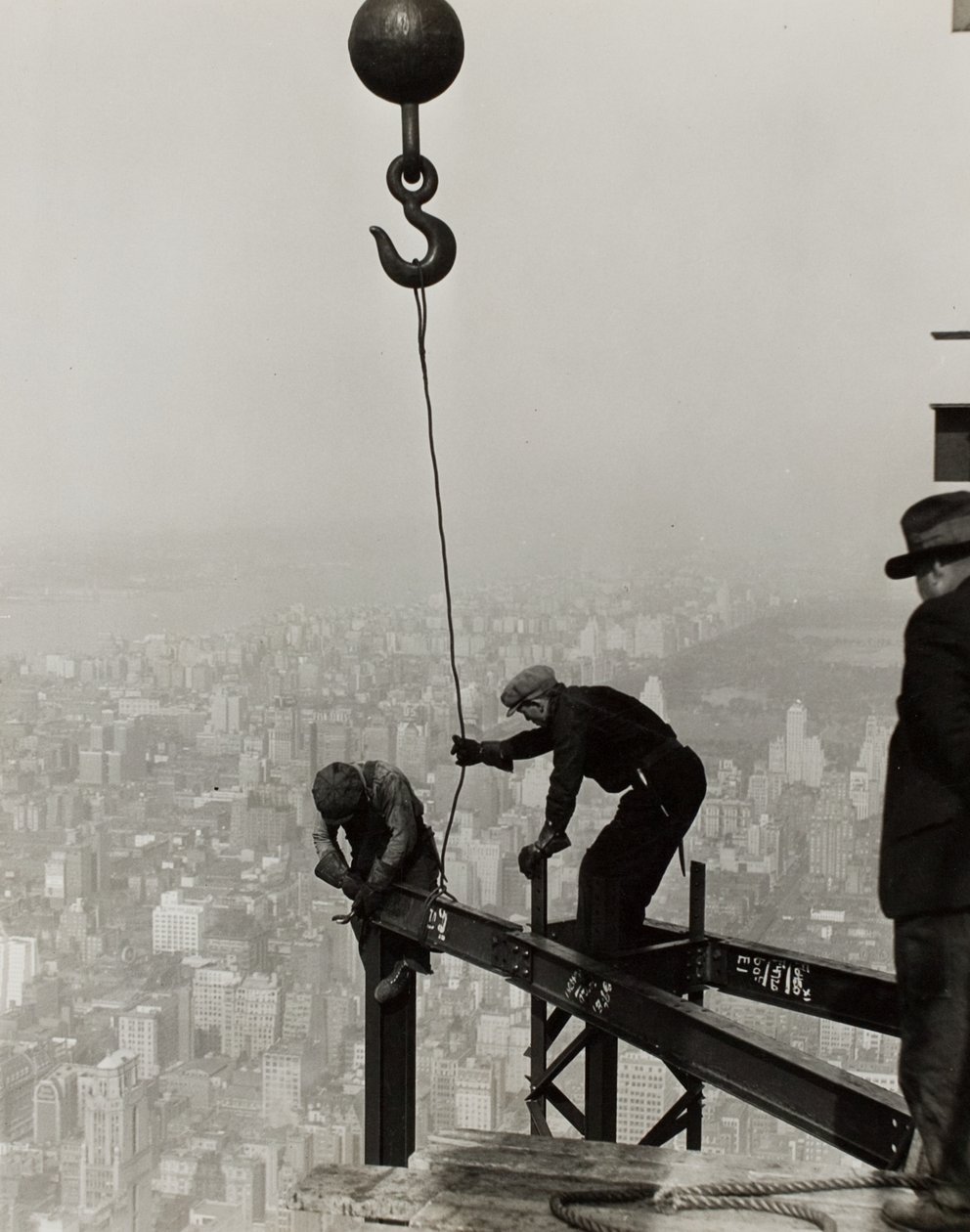 Hoog op het Empire State Building, N.Y. door Lewis Wickes Hine