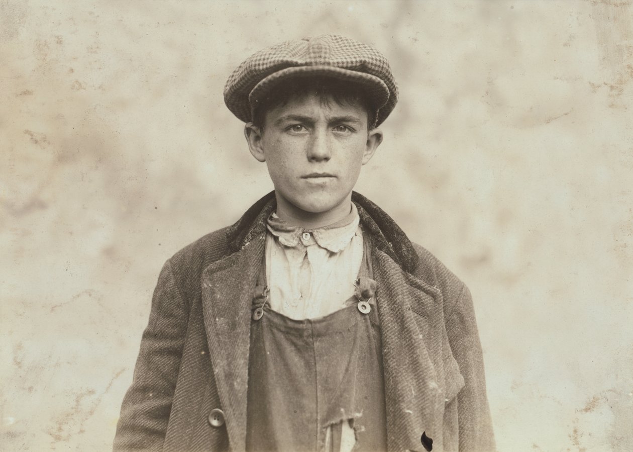James Donovan - Ierse veegjongen in Fall River Iron Works door Lewis Wickes Hine