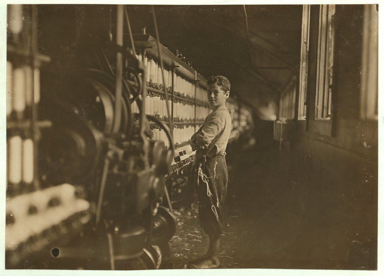 John Dempsey, 11 of 12 jaar oud, zaterdagwerker in de mule-spinning kamer bij Jackson Mill, Fiskeville, Rhode Island, 1909 door Lewis Wickes Hine