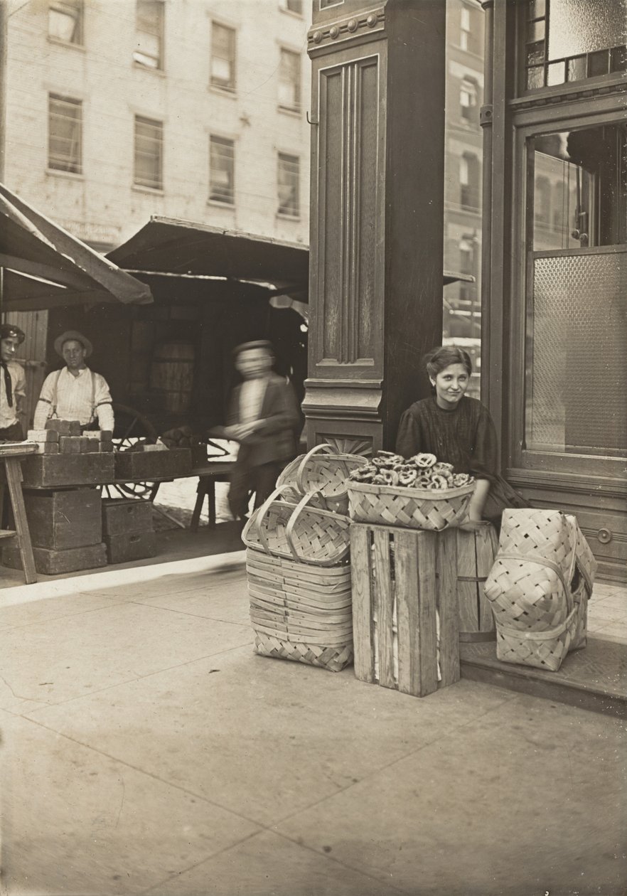 Lena Lochiavo - 11 jaar oud, mand- en pretzelverkoopster, op de Sixth Street Market voor de saloon door Lewis Wickes Hine