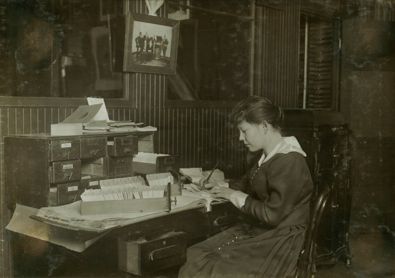 Malvina Amundsen, een 15-jarig kantoormeisje bij de Eastern Talking Machine Co. op 177 Tremont Street in Boston, Massachusetts. door Lewis Wickes Hine