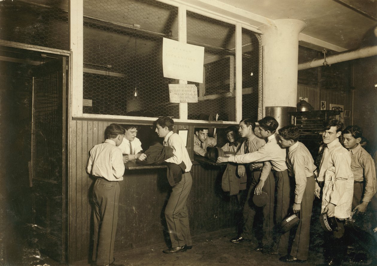Koeriersjongens leveren hun uniform in op het hoofdkantoor van de Postal Telegraph Co. in New York City door Lewis Wickes Hine