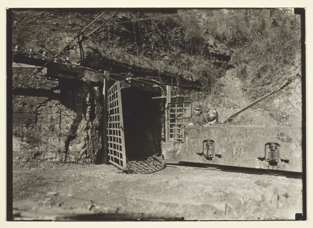 Motor voor kolentrein, West Virginia door Lewis Wickes Hine