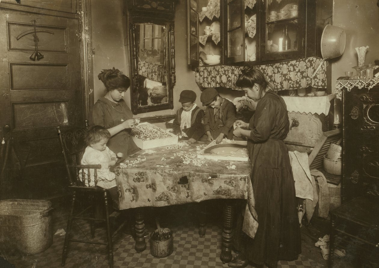 Mevrouw Mette en haar kinderen (Josephine 13, Nicholas 6 en Johnnie 8 verdienen samen slechts 40-50 cent per dag) maken bloemen in een vies New Yorks huurhuis, 1911 door Lewis Wickes Hine