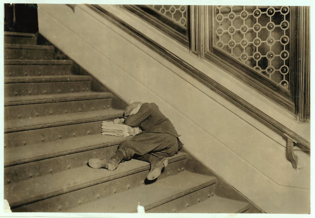 Krantenjongen slaapt met zijn kranten in Jersey City, New Jersey, 1912 door Lewis Wickes Hine