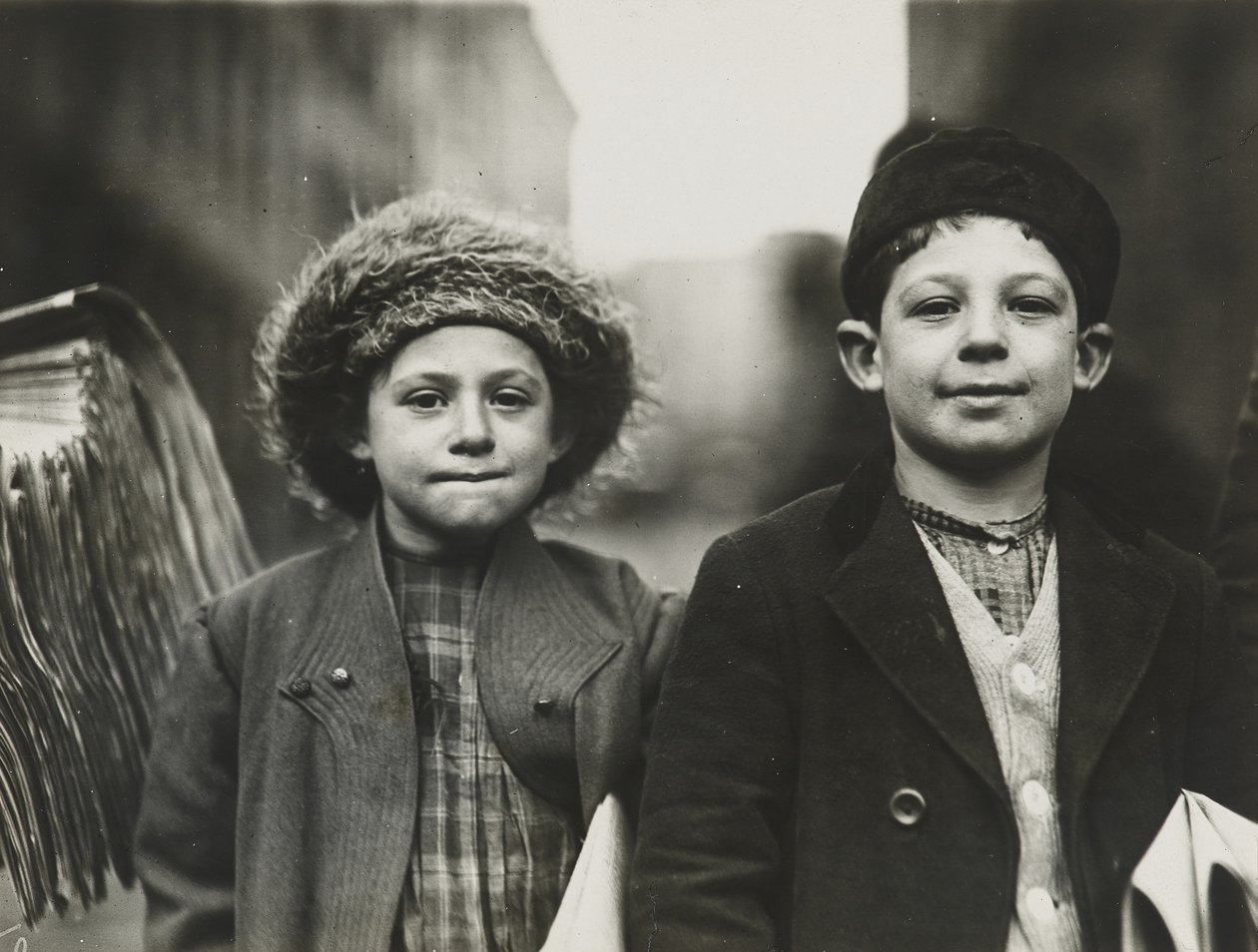 Krantenjongens, Newark, New Jersey, december 1909 (gelatinezilverdruk) door Lewis Wickes Hine