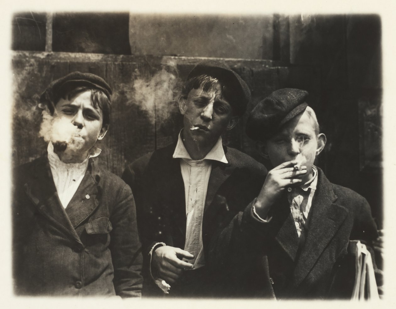 Newsies bij Skeeter Branch, St. Louis, Missouri, 11:00 uur. door Lewis Wickes Hine