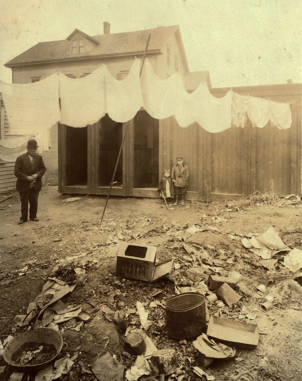 Bijgebouwen in de achtertuin aan Borden Street in Providence, Rhode Island door Lewis Wickes Hine