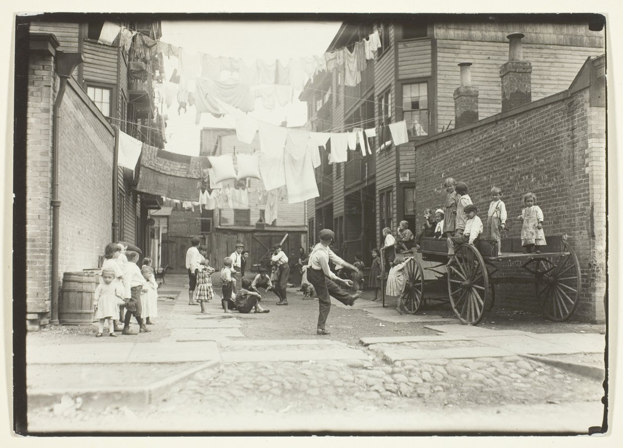 Speeltuin in een Molendorp (Speeltuin in een steegje met huurkazernes), Boston door Lewis Wickes Hine
