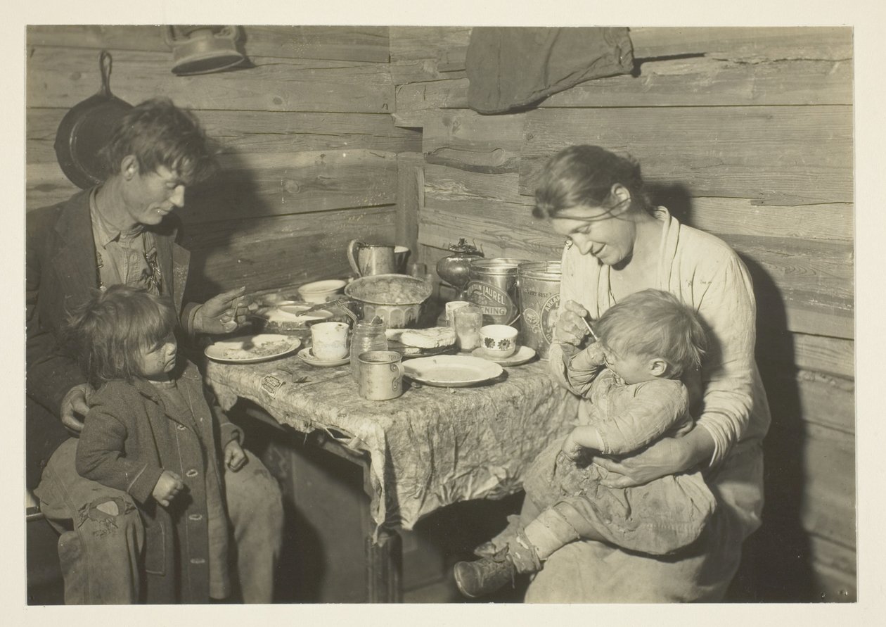 Arm gezin op het platteland woont in een rookhok, Oklahoma, onder toezicht van het Rode Kruis door Lewis Wickes Hine